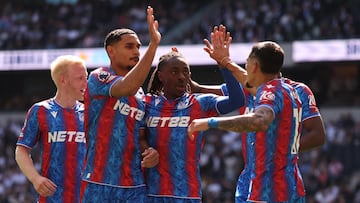 Soccer Football - Premier League - Tottenham Hotspur v Crystal Palace - Tottenham Hotspur Stadium, London, Britain - May 11, 2025 Crystal Palace's Eberechi Eze celebrates scoring their second goal with Maxence Lacroix and Daniel Munoz REUTERS/David Klein EDITORIAL USE ONLY. NO USE WITH UNAUTHORIZED AUDIO, VIDEO, DATA, FIXTURE LISTS, CLUB/LEAGUE LOGOS OR 'LIVE' SERVICES. ONLINE IN-MATCH USE LIMITED TO 120 IMAGES, NO VIDEO EMULATION. NO USE IN BETTING, GAMES OR SINGLE CLUB/LEAGUE/PLAYER PUBLICATIONS. PLEASE CONTACT YOUR ACCOUNT REPRESENTATIVE FOR FURTHER DETAILS..