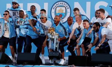 La plantilla del Manchester City en el escenario celebrando el título liguero.