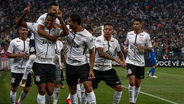 Brazils Corinthians&#039; Jo (2nd L) celebrates his first goal with teammate during the 2017 Brazilian championship football match against Fluminense at the Arena Corinthians Stadium in Sao Paulo, Brazil, on November 15, 2017. / AFP PHOTO / Miguel SCHINCARIOL