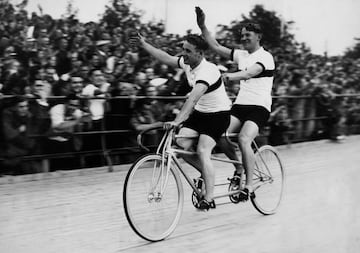 El ciclismo en tandem consistía en una carrera de 200 metros a bordo de una bicicleta de este tipo. La competición fue incluida en los Juegos Olímpicos de 1906, 1908, 1920 y finalmente en 1972. 
En los Juegos Paralímpicos, el ciclismo, que comprende pruebas de pista y de carretera, se ha consolidado como uno de los deportes más populares del programa paralímpico. En sus inicios sólo lo practicaban los tándems, formados por un deportista ciego y un piloto sin discapacidad. Pero pronto los avances técnicos permitieron que esta disciplina se abriera a ciclistas con otras discapacidades, hasta convertirlo en el tercer deporte más numeroso de los Juegos.