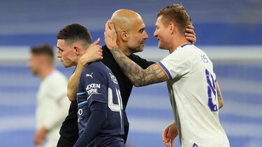 Pep Guardiola saluda a Foden y Kroos.