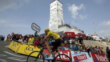 IMPERIAL. Chris Froome, en cabeza, toma la última curva camino de la cumbre del mítico Mont Ventoux.