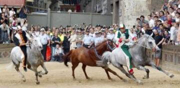 En Siena, desde mediados del siglo XVII, se celebra esta carrera de caballos a pelo con la intención de ganar el Palio, una bandera de seda que representa la Virgen con el Niño.