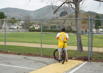 Un fan de los Lakers, observa la columa de humo que señala el lugar del accidente del helicóptero en donde viaja Kobe Bryant.