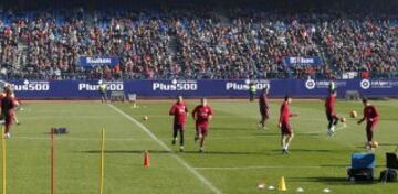 El estadio Vicente Calderón acogió el entrenamiento ante sus aficionados.