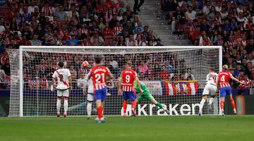 Centro magistral de De Paul para encontrar la incursin en el rea de Gallagher, que conect un poderoso cabezazo para batir a Batalla y sellar el 2-0.
