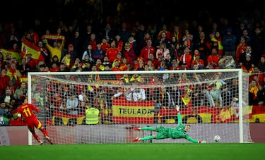 El delantero del Barcelona anota el segundo penalti  para España 