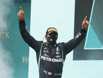 Celebración del piloto británico en el podio de Turquía tras proclamarse campeón del mundo de la Fórmula 1 por séptima vez. 