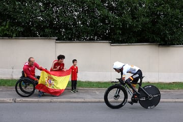 Ricardo Ten Argiles del equipo español compite mientras los aficionados muestran su apoyo durante la contrarreloj individual masculina C1.