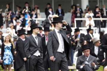 Racegoers wait for the horse racing at the Epsom Derby Festival, in Surrey, southern England, on June 7, 2014. AFP PHOTO / JUSTIN TALLIS