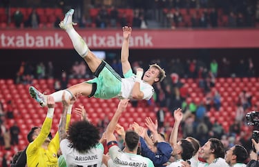 Pablo Ibáñez, autor del gol rojillo, es manteado tras terminar el partido.
