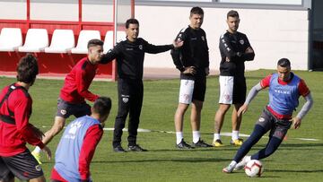 M&iacute;chel y el cuerpo t&eacute;cnico observan a &Aacute;lex Moreno y De Tom&aacute;s.