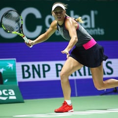 Wozniacki barre a Halep y anima la lucha por el número uno