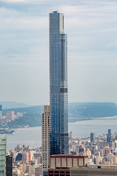 El Central Park Tower (también conocido como Nordstrom Tower) es un rascacielos de uso comercial/residencial. Mide 472 metros, por lo que es el segundo edificio más alto de la ciudad, y de los Estados Unidos y es con 432 metros, el rascacielos con la última planta, más alta de América.