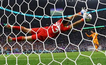 The Netherlands' Virgil van Dijk has his penalty saved by Argentina's Emiliano Martinez. REUTERS/Kai Pfaffenbach