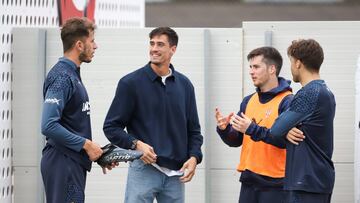 03-10-23. EL EX JUGADOR DEL SPORTING PABLO PÉREZ VISITA A SUS EX COMPAÑEROS EN MAREO. EN LA IMAGEN APARECE EN EL CENTRO DIALOGANDO CON CHRISTIAN RIVERA, GUILLE ROSAS Y NACHO MÉNDEZ.