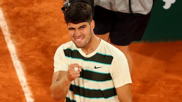 Carlos Alcaraz celebra el triunfo contra Tommy Paul en Roland Garros.