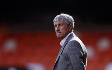 VALENCIA, SPAIN - JANUARY 25: Quique Setien, Manager of Barcelona looks on prior to the La Liga match between Valencia CF and FC Barcelona at Estadio Mestalla on January 25, 2020 in Valencia, Spain. (Photo by Eric Alonso/Getty Images)