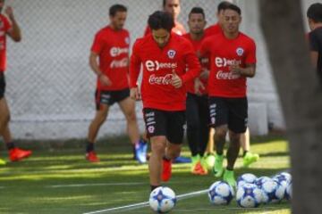 Futbol, entrenamiento seleccion chilena.
Los jugadores de la seleccion chilena, atienden  el entrenamiento matutino en el complejo deportivo Juan Pinto Duran de Santiago, Chile.
20/03/2017