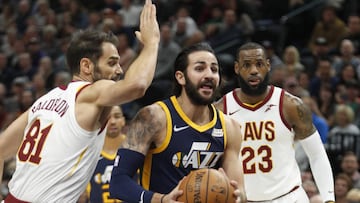 Ricky Rubio trata de anotar defendido por Jos&eacute; Manuel Calder&oacute;n y con LeBron James al fondo.