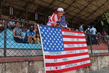 La fiesta del Cuba-USA en las gradas; amigos 69 años después