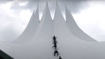 La STORROR Crew subiendo al "tobogán urbano más grande del mundo", en Berlín, Alemania.