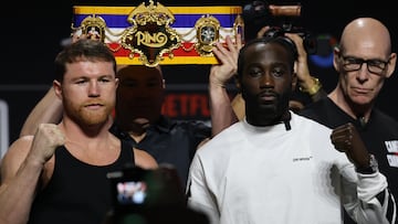 AME8903. LAS VEGAS (ESTADOS UNIDOS), 11/09/2025.- El mexicano Saúl 'Canelo' Álvarez (i) y el estadounidense Terence Crawford posan este jueves, durante la presentación de su combate en el Arena T-Mobile de Las Vegas (Estados Unidos). 'Canelo' y Crawford se enfrentarán este sábado 13 de septiembre en Las Vegas.EFE/ Octavio Guzmán