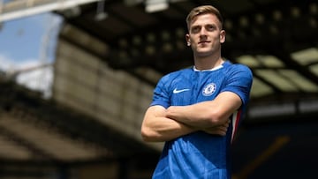 Liam Delap posa como nuevo jugador del Chelsea.