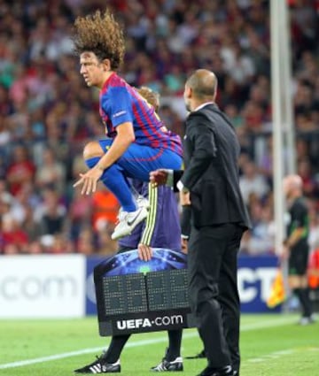 Guardiola da instrucciones a Puyol durante su calentamiento antes de entrar al campo en el partido de Champions Barcelona - Mil¨¢n. (13/09/11)