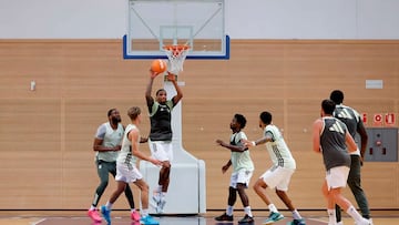 Chuma Okeke, en el centro, nuevo jugador del Real Madrid, se entrena en Valdebebas con sus nuevos compañeros.