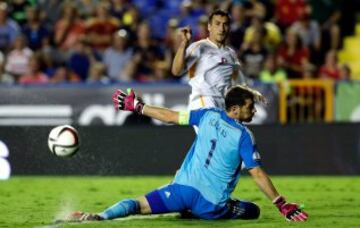 El jugador de la selección macedonia Demiri (arriba) trata de superar la salida de Iker Casillas.