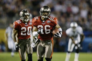 En el Super Bowl XXXVII permitieron 269 yardas totales y consiguieron tres anotaciones defensivas, cinco intercepciones y cinco sacks.