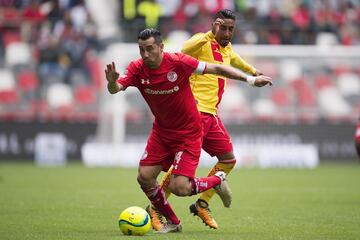 Además de ser un jugador capaz de quitarse a diferentes adversarios, mandar buenos centros o incluso disparar al marco, Sambueza ya cuenta con una experiencia importante en liguillas.