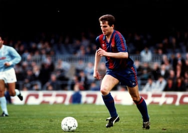 Roberto Fernández Bonillo fichó por el FC Barcelona en 1986 tras destacar en Valencia. Durante sus cuatro temporadas en el Camp Nou, se convirtió en un jugador clave en el mediocampo por su visión, llegada y disparo desde media distancia. Con los azulgranas ganó dos Copas del Rey (1987/88 y 1989/90) y una Recopa de Europa (1988/89), siendo parte de un equipo competitivo en la transición entre Terry Venables y Johan Cruyff. Su estilo elegante y técnico lo consolidó como uno de los centrocampistas más valorados de su generación.