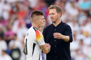 Julian Nagelsmann, entrenador de la selección de Alemania, saluda a Toni Kroos trasr terminar el encuentro.