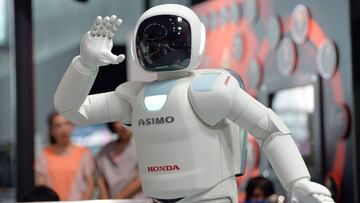 (FILES) This picture taken on July 3, 2013 shows Honda Motor&#039;s humanoid robot Asimo interacting with visitors at the National Museum of Emerging Science and Innovation in Tokyo on July 3, 2013. 
 Launched in 2000, the humanoid machine resembling a shrunken spaceman has become arguably Japan&#039;s most famous robot, wheeled out to impress visiting politicians over the years. / AFP PHOTO / YOSHIKAZU TSUNO