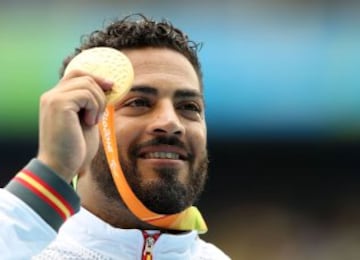 El atleta español Kim López González recibe la medalla de oro de la prueba masculina de lanzamiento de bala F12, durante los Juegos Paralímpicos Río 2016, en el estadio Olímpico de Río de Janeiro (Brasil). 