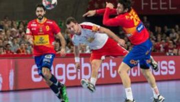 El danés Mads Christiansen lanza ante la oposición de Antonio García.