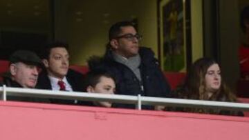 &Ouml;zil, en la grada del Emirates Stadium ante el Sunderland.