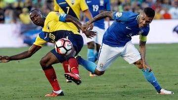 PSD100. PASADENA (CA, EE.UU.), 04/06/2016.- Dani Alves (d) de Brasil ante Walter Ayov&iacute; (i) de Ecuador durante un partido de la Copa Am&eacute;rica hoy, 4 de junio de 2016, en Pasadena, Los &Aacute;ngeles, California. EFE/Juan Carlos C&aacute;rdenas