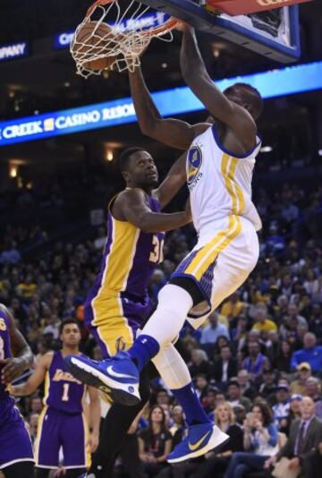 Julius Randle lucha por el balón con Festus Ezeli.