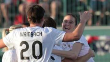 Adriana es felicitada por sus compa&ntilde;eras tras marcar un gol con el Western New York Flash. 