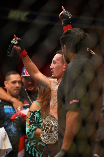 Max Holloway celebra la victoria, Retiene su corona de peso pluma de la UFC.