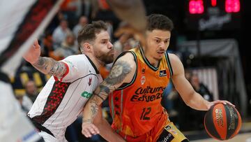 El base del Valencia Basket Jonah Radebaugh (d) se escapa de Jacobo Díaz, de Covirán Granada, durante el partido correspondiente a la jornada 23 de la Liga ACB disputado hoy domingo en el pabellón de la Fuente de San Luis.