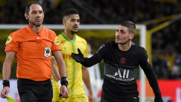 Marco Verratti habla con el &aacute;rbitro Mikael Lesage del partido contra el Nantes.