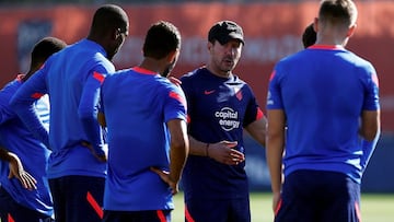 MAJADAHONDA, 12/10/2021.-El entrenador argentinodel Atl&eacute;tico de MadridDiego Pablo Simeone, durante el entrenamiento celebrado en la Ciudad Deportiva Wanda en Majadahonda.- EFE/Atl&eacute;tico de Madrid SOLO USO EDITORIAL/SOLO DISPONIBLE PARA ILUSTR