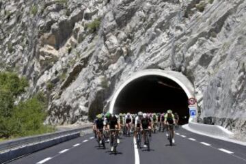 El pelotón saliendo de un túnel.