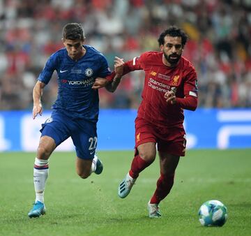 Mohamed Salah con Christian Pulisic.