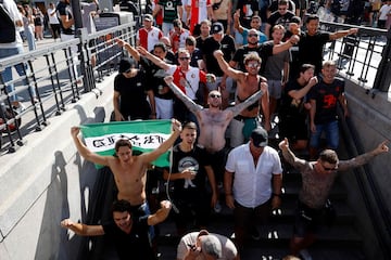 Agentes de policía escoltan a los seguidores del Feyenoord desde la Plaza Mayor de Madrid hasta los alrededores del Metropolitano.