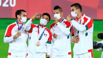 Jugadores del Tri fespu&eacute;s de recibir la medalla de Bronce